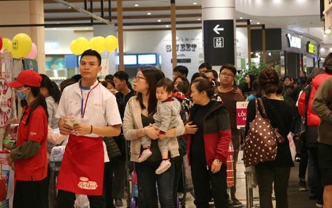 Mưa cả ngày, người Hà Nội đổ về các TTTM mua sắm và vui chơi ngày đầu nghỉ lễ Tết Dương lịch