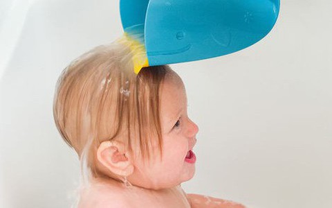 Có gì thú vị ở một chiếc ca nước hơn 200.000 đồng mà các bà mẹ Mĩ thi nhau mua về tắm cho con?
