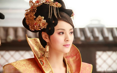 Nàng phi xảo trá có làn da tỏa hương hoa, bị Hoàng đế ép làm chiến lợi phẩm cho bao người chiêm ngưỡng