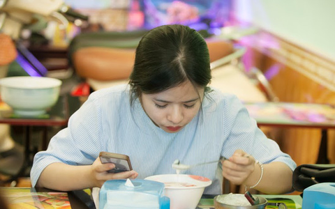 Tiệm chè lưu giữ bí quyết gia truyền lâu đời ở Hà Nội đông khách không chỉ vì đồ ăn ngon, mà còn do cái tình của cô chủ quán