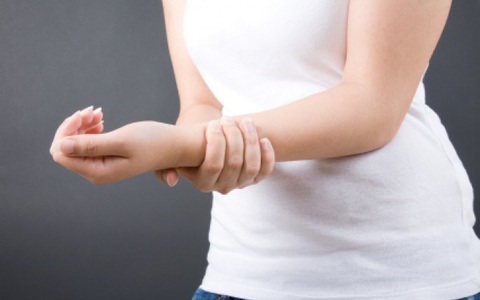 Đau mỏi tay có thể là dấu hiệu cảnh báo bệnh chứ không đơn thuần chỉ là do tập luyện quá sức