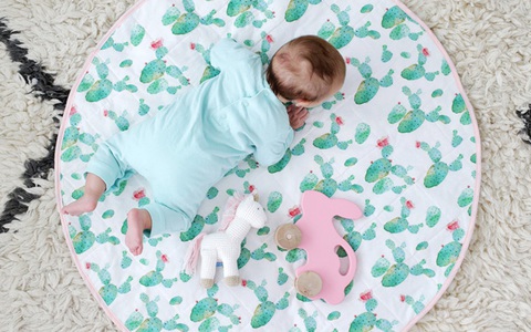Mẹ tự may thảm mềm mại đáng yêu cho bé vui đùa