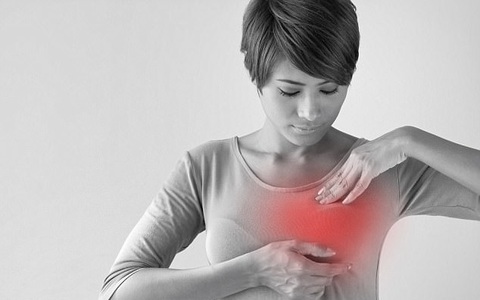 Không ít chị em quyết định phẫu thuật tháo độn ngực để tránh ung thư, phát ban, sưng và đau khớp