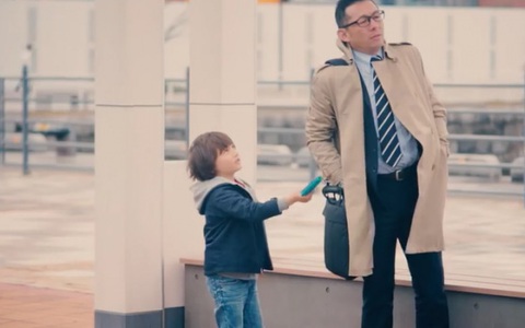 Con trai nhặt tiền rơi trên phố, bố làm theo cách người Nhật dạy con và nhận kết quả không ngờ