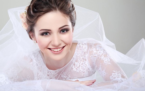 Có rất nhiều màu sắc nhưng tại sao váy cô dâu lại là màu trắng?