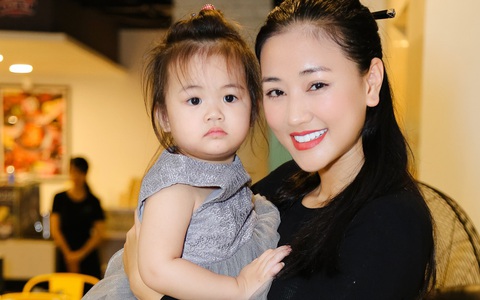 Con gái Maya mắt tròn xoe xinh như búp bê tự tin xuất hiện cùng mẹ