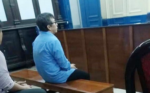 Hiếp dâm bé gái câm điếc 13 tuổi khiến có thai, gã hàng xóm đồi bại bật khóc tại tòa, xin giảm nhẹ hình phạt