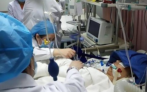 Chữa trị cho 40 bệnh nhân trong ca trực thâu đêm rồi cố nán lại thêm 3 giờ nữa, bác sĩ có tâm bất ngờ đột tử