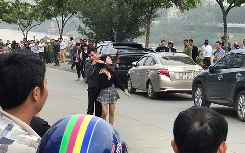 Lào Cai: Nam thanh niên nghi ngáo đá dùng dao kề cổ cô gái trẻ, ép lên xe cùng bỏ trốn