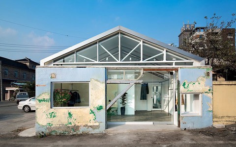 Chợ cũ “đổ nát” được cải tạo thành không gian sống tươi sáng