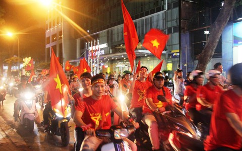 Người dân đổ ra đường chúc mừng các cầu thủ U23 Việt Nam dù không đạt ngôi vị cao nhất