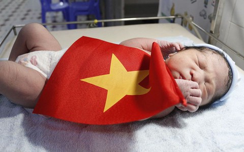 Những em bé chào đời khi U23 Việt Nam đang thi đấu xuất sắc: Bé được khoác cờ, bé được cha mừng rỡ bế đi cổ vũ