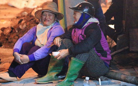 Cuộc sống về khuya của những "người vận chuyển" trong đêm Hà Nội 8 độ rét thấu xương