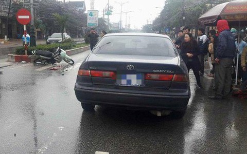 Ô tô biển xanh va chạm với xe máy, một phụ nữ bị hất văng hơn chục mét