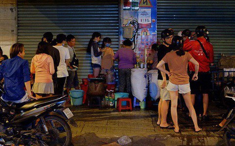Trà đào "chờ" 30 năm ở vỉa hè Sài Gòn: Đông khách tới 2 giờ sáng, xếp hàng cả tiếng đồng hồ mới mua được