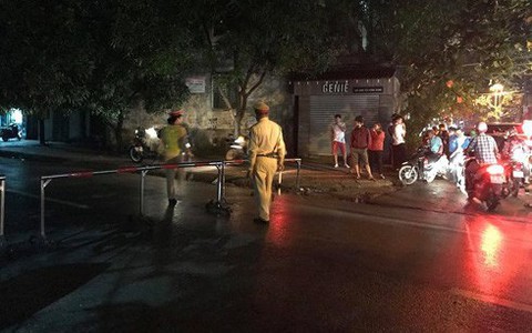 Mặc người thân thuyết phục, đối tượng vẫn ôm “hàng nóng” cố thủ