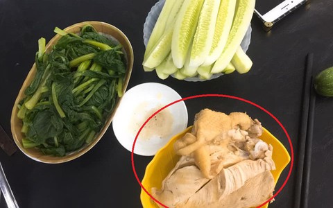 Nhìn mâm cơm với đĩa thịt gà nguyên con, chị em không bắt bẻ, chê trách mà lại ghen tị vì lý do này