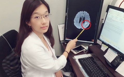 Tỉnh dậy sau giấc ngủ, người phụ nữ không thể nói, viết và cầm đũa, đi khám mới biết mắc hội chứng nguy hiểm