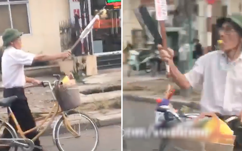 Clip: Cụ ông cầm gậy và dao phay đồng thời thổi còi inh ỏi để sang đường cho chắc