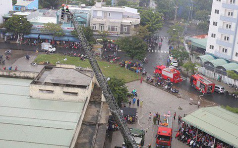 Cháy chung cư sau tiếng nổ lớn, hàng trăm người dân hoảng loạn tháo chạy