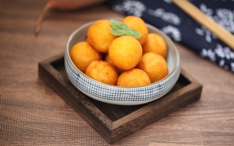 Bánh khoai chiên mà làm kiểu này thì trời se lạnh ăn sẽ ngon mê mẩn