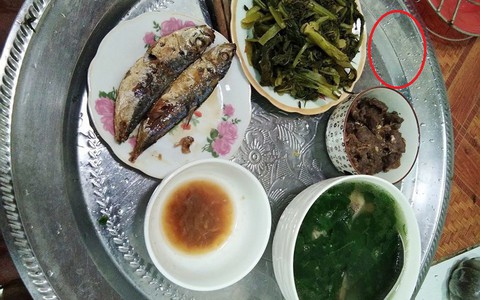 Bữa cơm ngon lành lại bị các chị em soi ra "chi tiết lạ" trên mâm rồi chê trách vợ trẻ không tiếc lời