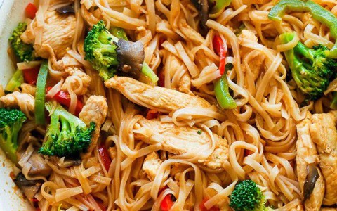 Bữa trưa ngon lành với món mỳ xào chỉ làm trong 20 phút
