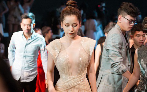 Dẫu biết là ngày càng sexy, thế mà vẫn bất ngờ khi thấy Chi Pu diện bộ cánh táo bạo đến nhường này!