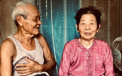 Cháu gái khoe bức ảnh ông nhìn bà trìu mến, kể chuyện họ chăm nhau, ai cũng mong hạnh phúc tương tự khi về già