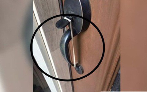 Nghe tiếng đập cửa nhưng đợi nửa tiếng sau mới ra, người phụ nữ tránh được một tai họa