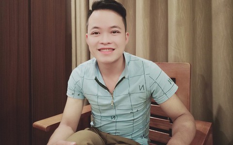 Chú rể 26 lấy vợ 62 tuổi: Lấy vợ xong, bị nhiều người gọi là "mắt lươn" nên đi nhấn mí