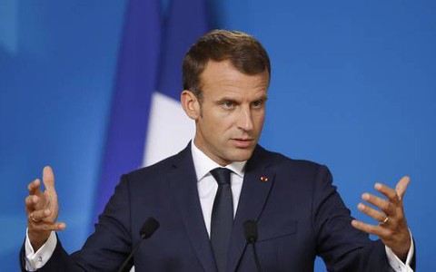 Tổng thống Pháp Macron lại hứng bão chỉ trích vì bình luận "lạ" về phụ nữ