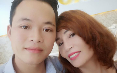 Chú rể 26 tuổi tự dành dụm mua kim cương tặng vợ 62 tuổi làm quà 20/10, còn tìm được chỗ đeo "bí mật"