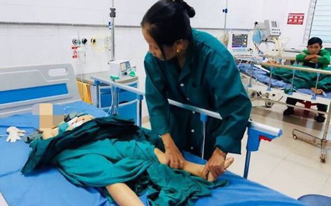 Hà Nội: Bé gái lớp 2 đang chơi ở sân nhà bị nam thanh niên lạ mặt chém trọng thương
