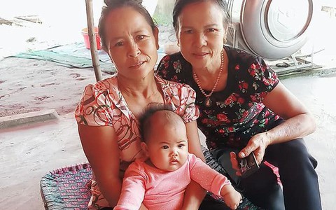 Không có điện thoại xịn, hai bà ngoại vẫn muốn lưu giữ khoảnh khắc đắt giá này, câu chuyện phía sau còn xúc động hơn