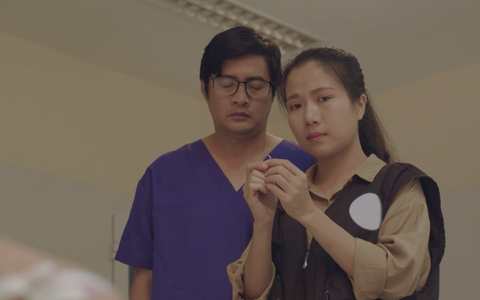 Tạm quên dàn diễn viên chính đi, đây mới là cặp đôi được yêu quý nhất "Hậu duệ mặt trời" bản Việt