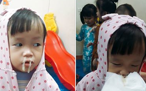 Bức ảnh bé gái mầm non "thò lò mũi xanh" rất đáng yêu, nhưng người nhận lời khen lại là cô giáo