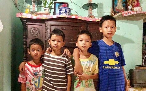 4 đứa trẻ mồ côi cha, ốm trơ xương vì đói ăn bên bà nội già yếu sau khi mẹ bỏ đi lấy chồng mới