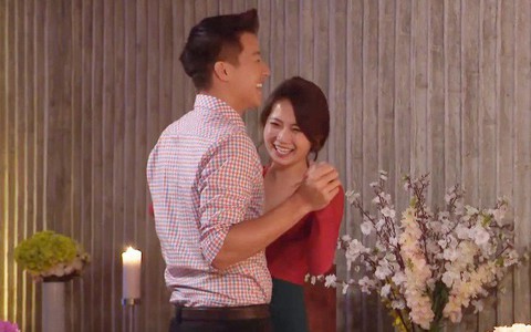 Ngày càng khó chấp nhận: Nhảy múa, nhiệt tình ôm ấp cô gái xinh đẹp, "Anh chàng độc thân" vẫn loại vì không yêu! 