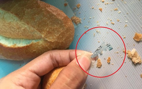 Ăn bánh mì bò kho, cô gái suýt mất mạng vì lưỡi dao lam bét ngót ẩn trong chiếc bánh