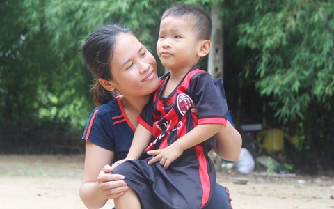 Phép màu đến với bé trai 4 tuổi mù một mắt, luôn hỏi mẹ ngây ngô: "Con không thấy đường, mẹ có bỏ con không?"
