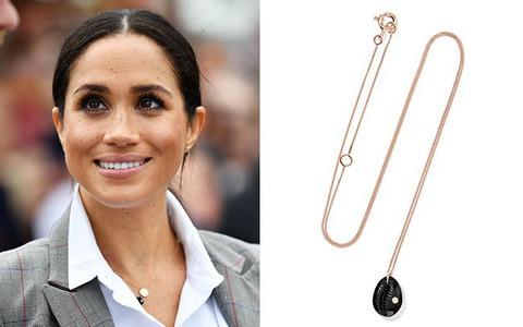 Gần đây Công nương Meghan luôn đeo vòng mã não đen trên cổ, âu là cũng có ẩn ý, và chiếc vòng ấy lại "cháy hàng"