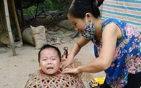 Cậu bé ham chơi chui đầu vào bu gà khiến dân mạng cười đau ruột, thi nhau kể chuyện nghịch dại tuổi thơ