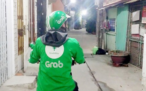 Khách nữ nhờ mua băng vệ sinh, chàng tài xế Grab nhiệt tình ship tận nơi, ai cũng tò mò nhan sắc cô ấy