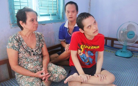 Rơi nước mắt cảnh mẹ già đi xin cơm từng bữa nuôi 2 con tâm thần cùng người chồng mù bệnh tật