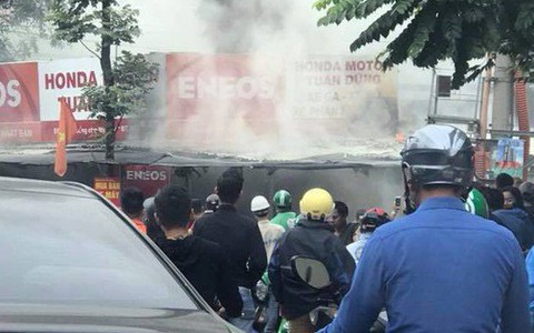 Hà Nội: Sau tiếng nổ lớn, tiệm sửa xe bất ngờ bốc cháy dữ dội, người đi đường hoảng loạn bỏ chạy