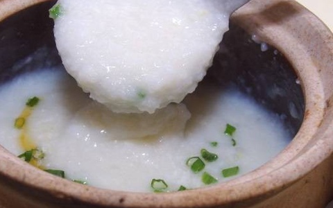 Ngày nào cũng nấu cháo trắng cho vợ, nhiều năm sau, chồng mới nhận ra 1 sự thật cay mắt