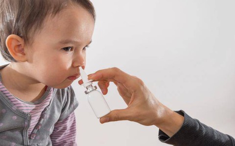 Loại thuốc cha mẹ rất hay dùng cho trẻ khi bị cảm cúm nhưng chuyên gia cảnh báo nguy cơ gây tử vong
