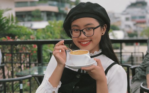 Phương Mỹ Chi gây bất ngờ khi sành điệu hát "HongKong1"