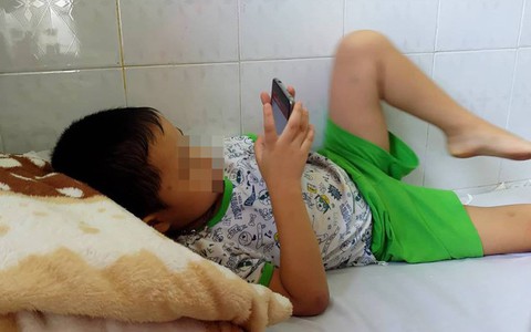 Dùng điện thoại dỗ con từ 1 tháng tuổi, lên 5 tuổi, con vẫn chưa biết nói và có nhiều hành động khó hiểu
